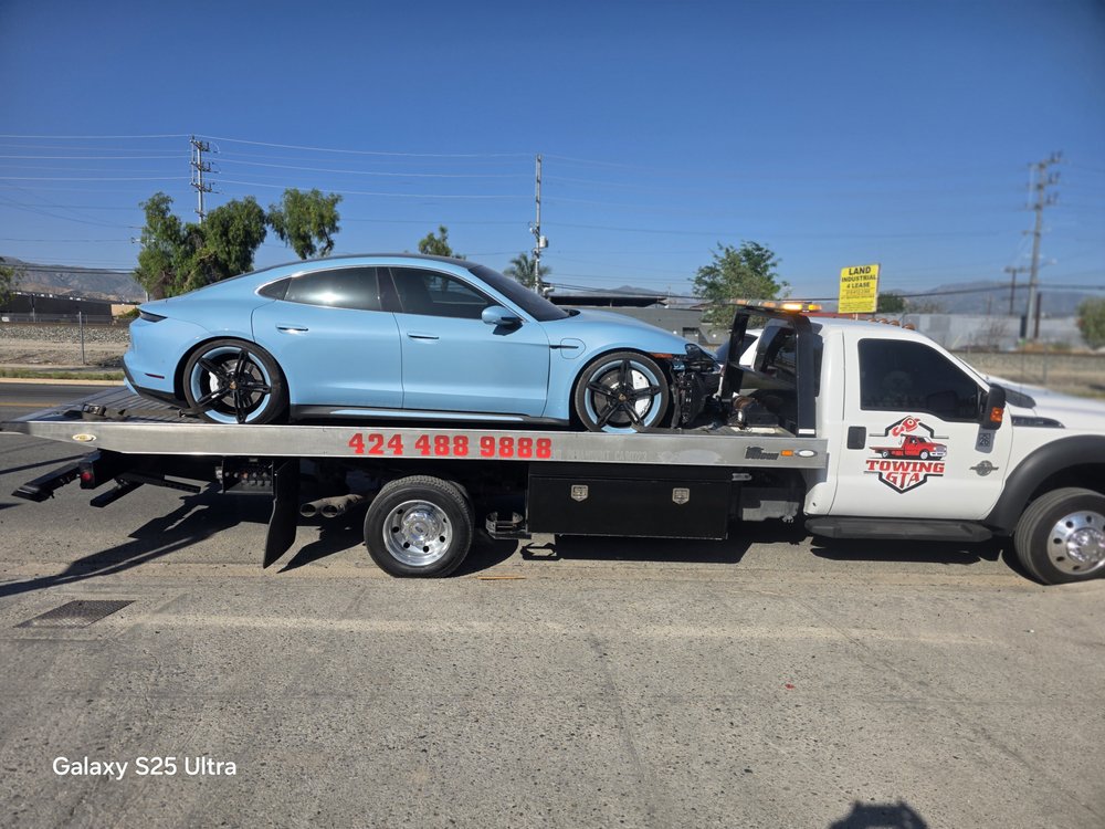 Towing GTA flatbed transporting a sports car